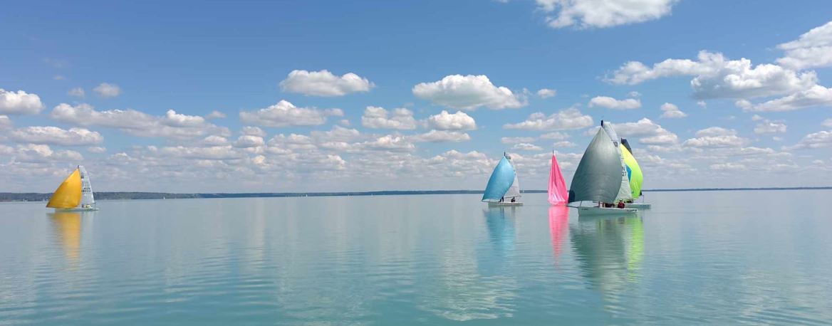 Színes vitorlások