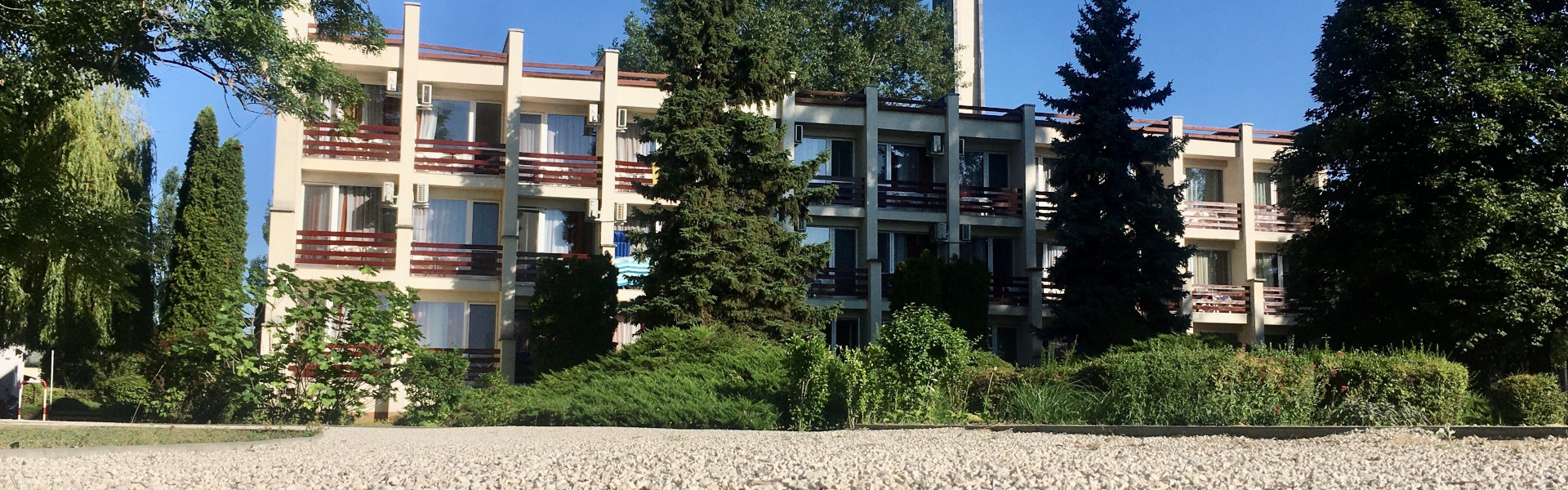 Épület és park 2023